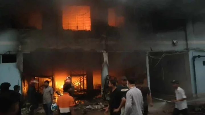 গাজীপুরে পোশাক কারখানায় ক্ষুব্ধ শ্রমিকদের আগুন