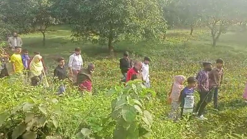 আম বাগানে মিলল গলাকাটা তরুণী মরদেহ