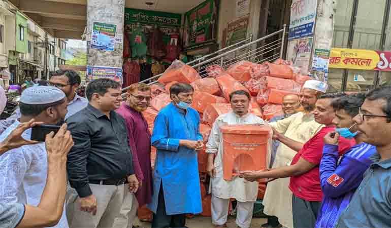 বিডি ক্লিন ও বান্দরবান পৌরসভার উদ্যোগে বাজার ব্যবসায়ীদের মাঝে ডাস্টবিন বিতরণ