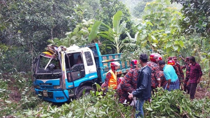 বান্দরবানে নিয়ন্ত্রণ হারিয়ে ট্রাক খাদে,বৃদ্ধ নিহত