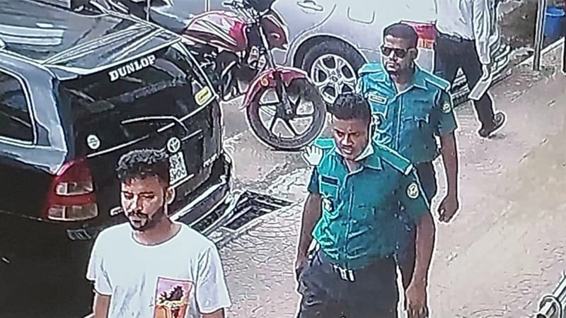 দিনেদুপুরে ব্যাংক থেকে ব্যবসায়ীকে বের করে টাকা ছিনতাই করলো দুই পুলিশ সদস্য