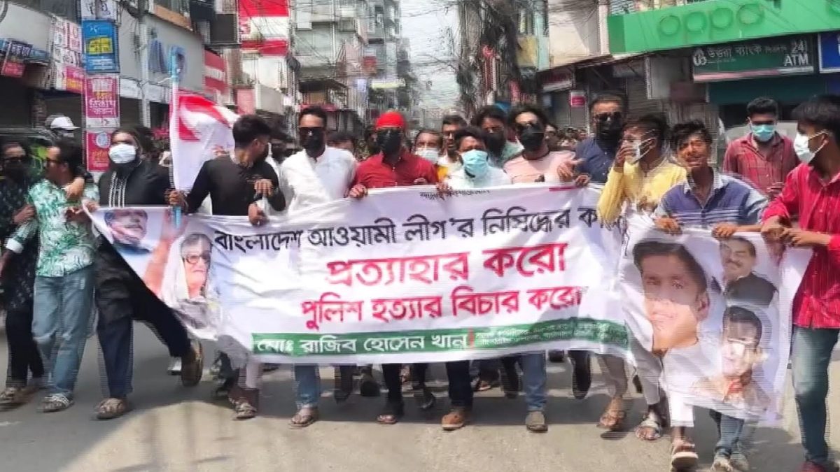 কালো কাপড়ে মুখ ঢেকে নিষিদ্ধ ছাত্রলীগের ঝটিকা মিছিল