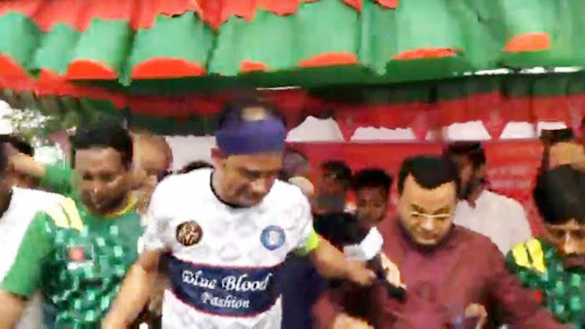 মঞ্চ ভেঙে পড়ে গেলেন ব্যারিস্টার সুমন