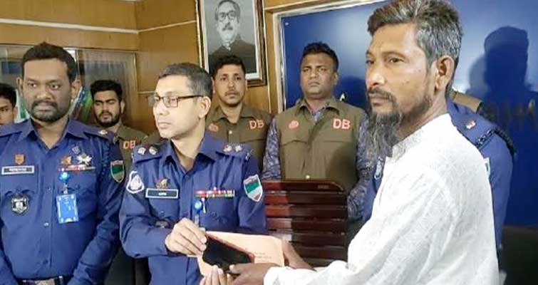 হারানো ৫৪ ফোন উদ্ধার করে দিলো পুলিশ
