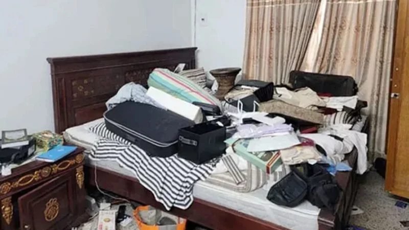 গভীর রাতে সাবেক বস্ত্র ও পাটমন্ত্রীর বাসায় অভিযান, লুটের অভিযোগ
