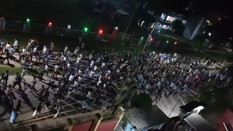 বাকৃবিতে আন্দোলনরত শিক্ষার্থীদের ওপর বহিরাগতদের হামলা
