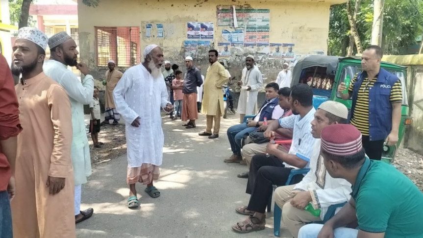 পুলিশ পাহারায় মসজিদে জুমার নামাজ আদায়