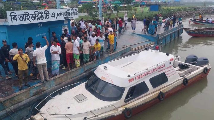 বাল্কহেডের ধাক্কায় ট্রলারডুবি: এক নারীর মরদেহ উদ্ধার, শিশুসহ নিখোঁজ ৫