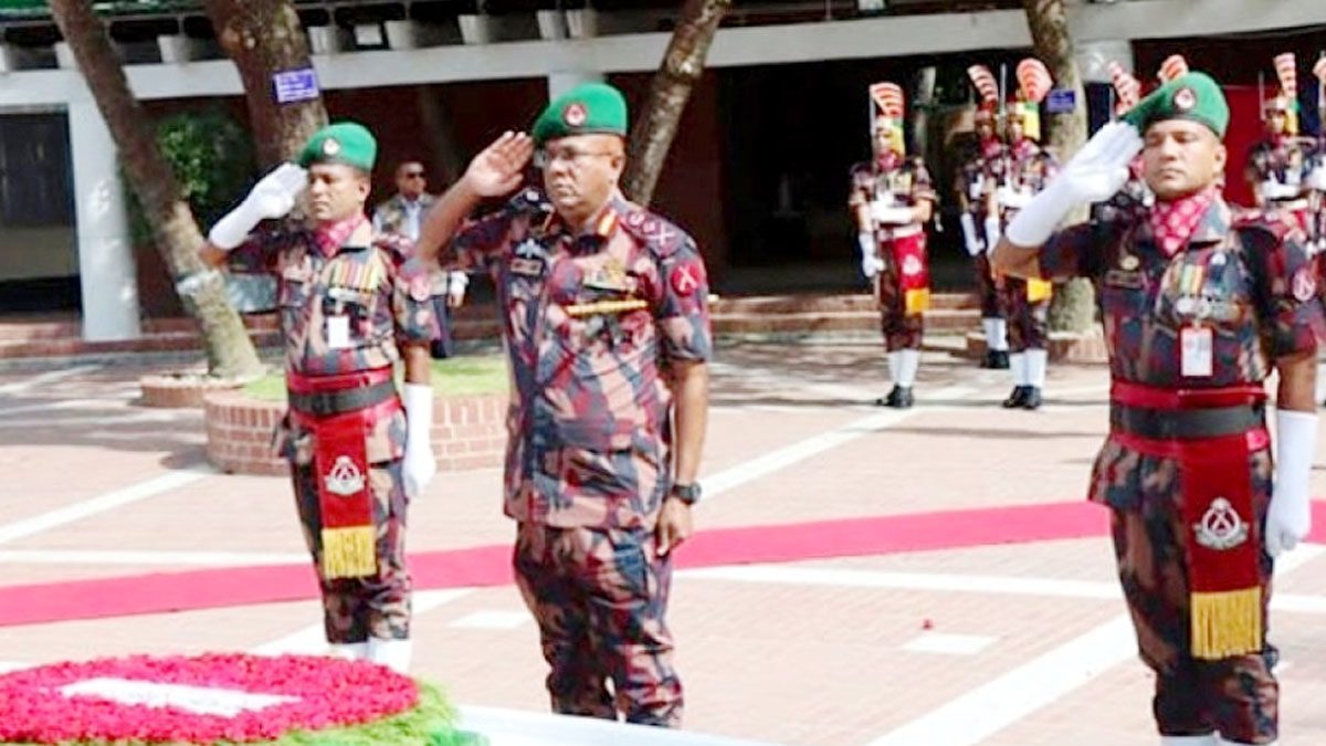 বঙ্গবন্ধুর সমাধিতে বিজিবি মহাপরিচালকের শ্রদ্ধা