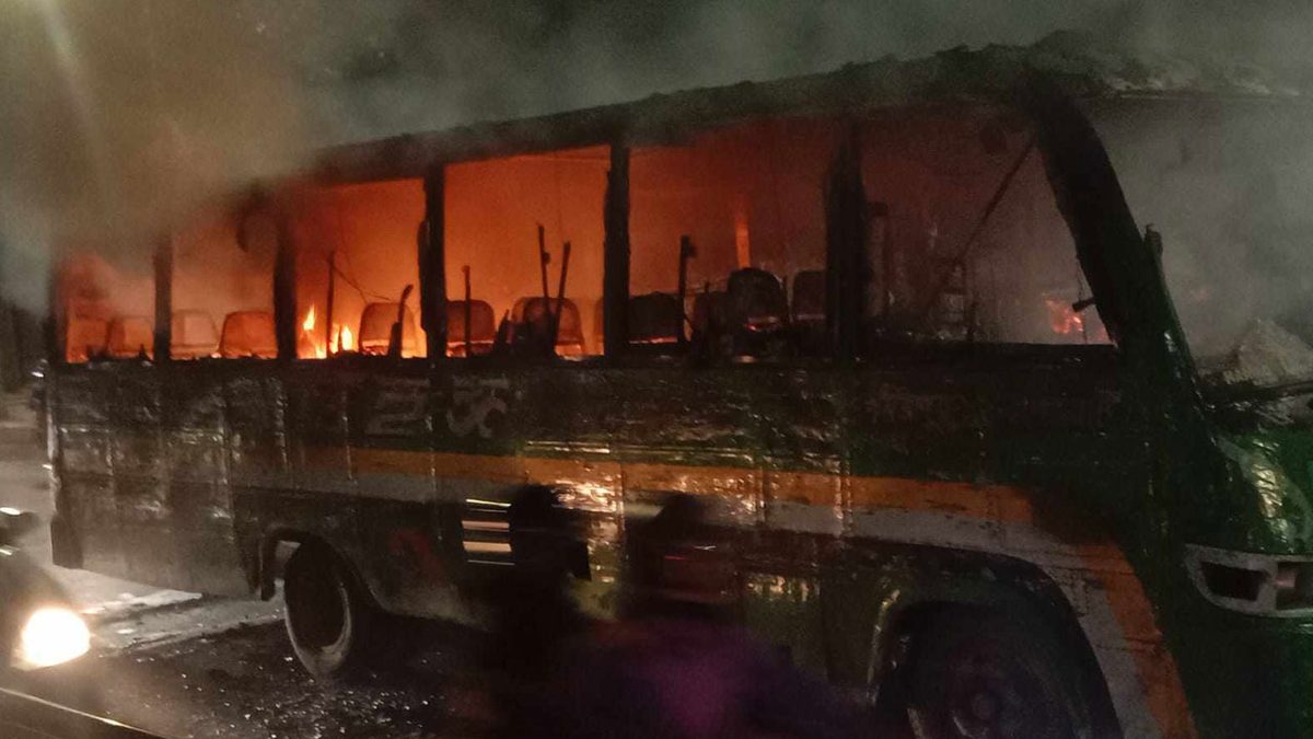 রাজধানীর তালতলায় বিহঙ্গ পরিবহনের বাসে আগুন