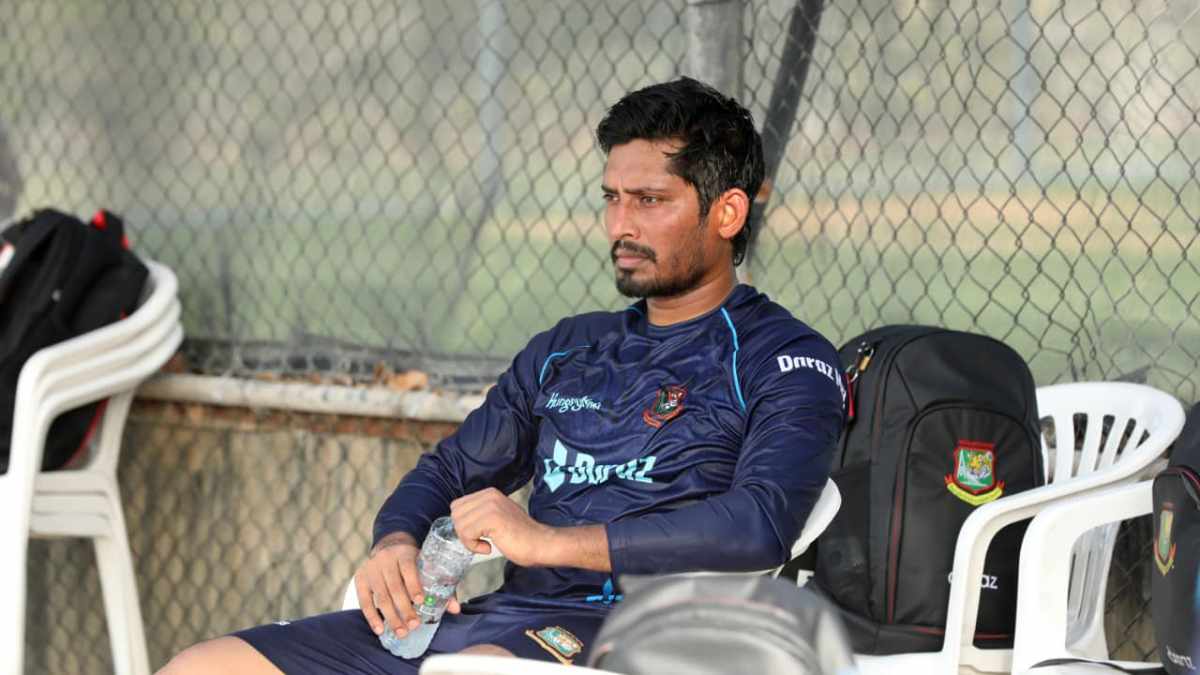 দোয়া চেয়ে, শ্রীলঙ্কার উদ্দেশে উড়াল দিলেন বিজয়