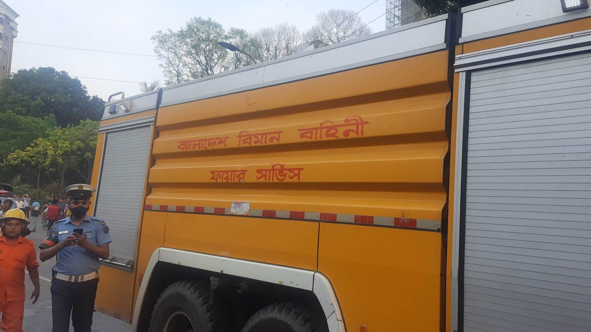 বঙ্গবাজারে আগুন: নিয়ন্ত্রণে যোগ দিয়েছে বিমান বাহিনী