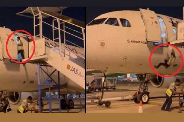 ভিডিও:পা বাড়াতেই বিমান থেকে নিচে পড়ে গেলেন কর্মী