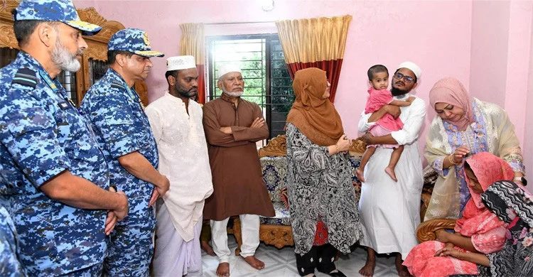 নিহতদের পরিবারের সাথে বিমান বাহিনী প্রধানের সাক্ষাৎ