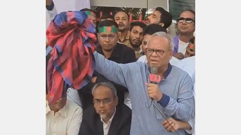 ভারতীয় শাড়ি আগুনে পোড়ালেন রিজভী