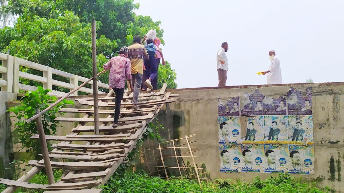 'সাত কোটি টাকার সেতুতে উঠতে লাগে মই, নেই সংযোগ সড়ক!