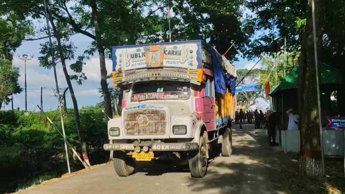 ভারত থেকে এলো ১১ টন পেঁয়াজ