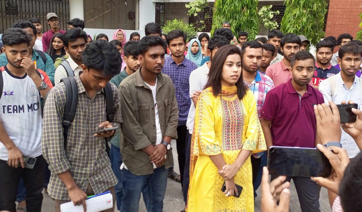 বেরোবিতে বিভাগীয় প্রধান নিয়োগের দাবিতে শিক্ষার্থীদের আল্টিমেটাম