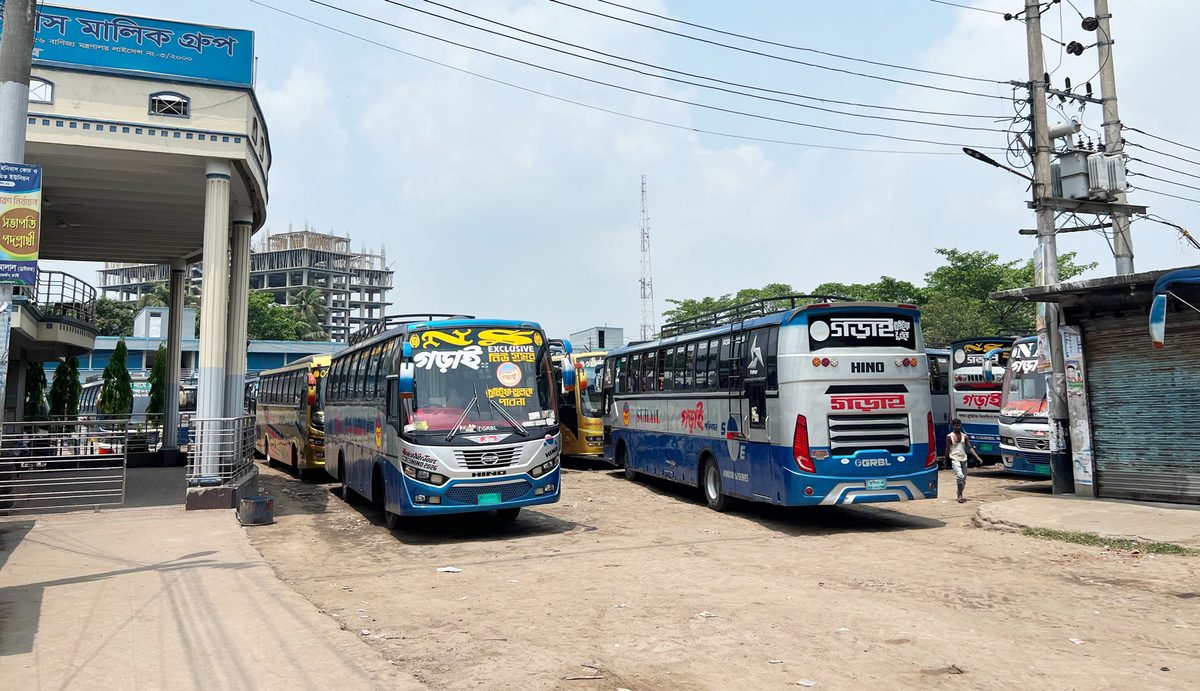 কুষ্টিয়ায় অনির্দিষ্টকালের জন্য বাস চলাচল বন্ধ,ভোগান্তিতে যাত্রীরা
