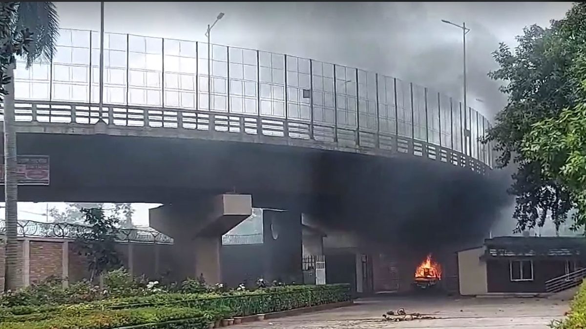 বিটিভি গেটে আগুন, ক্যান্টিন-গাড়ি ভাঙচুর