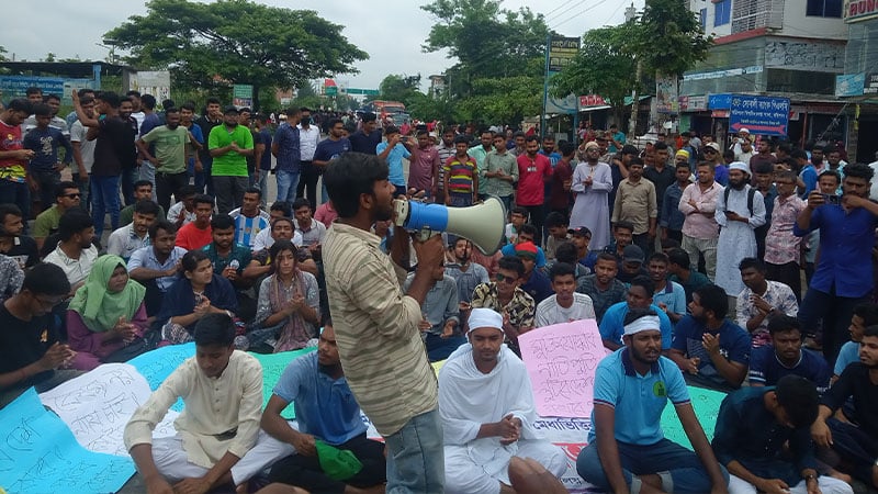 কাফনের কাপড় পরে রাস্তায় বরিশাল বিশ্ববিদ্যালয়ের শিক্ষার্থীরা