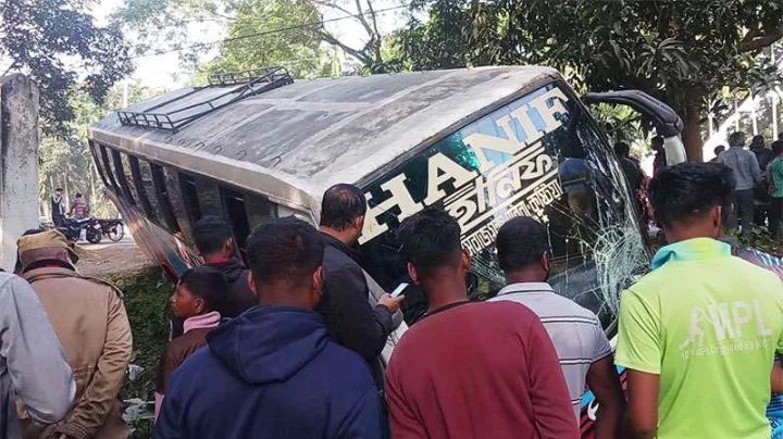পাবনায় বাস-অটোভ্যান সংঘর্ষে প্রাণ গেল ভ্যানচালকের