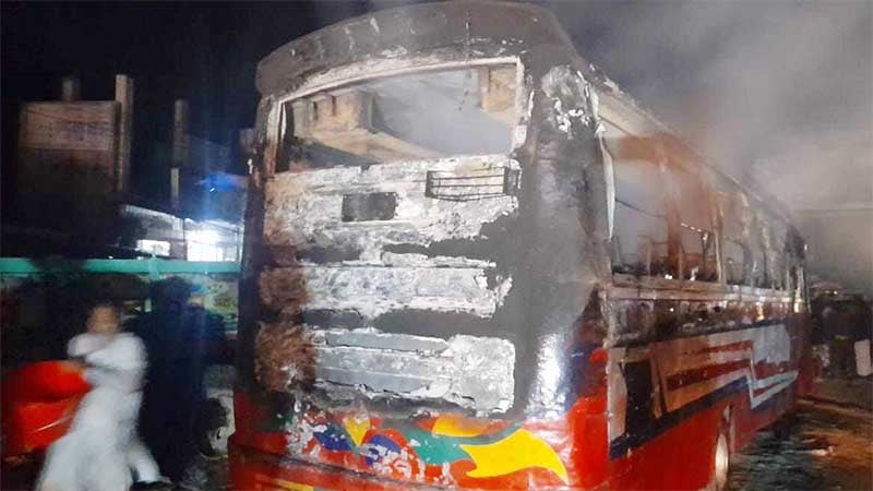 সন্ধ্যায় রাজধানীর শনির আখড়ায় বাসে আগুন