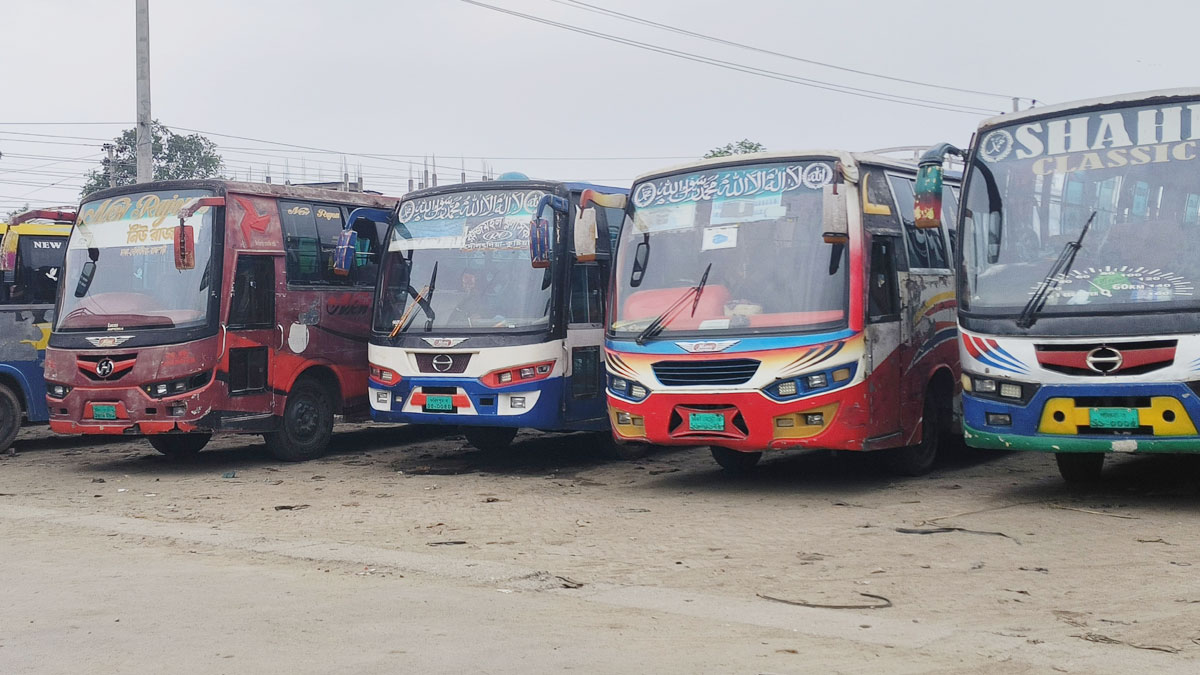 শ্রমিকদের দ্বন্দ্বে রাজবাড়ী-কুষ্টিয়া রুটে বাস চলাচল বন্ধ, দুর্ভোগে যাত্রীরা