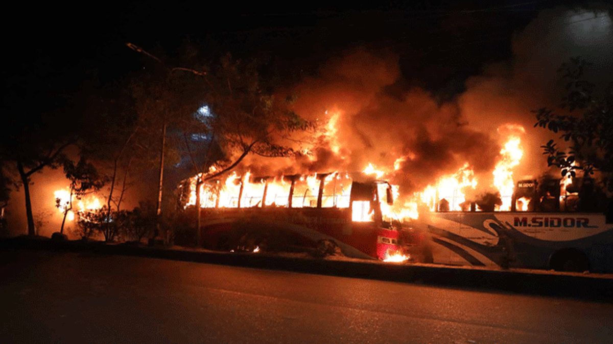 মানিকনগরে একুশে এক্সপ্রেসের বাসে আগুন