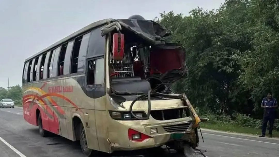 কুষ্টিয়ায় যাত্রীবাহী বাস-ট্রাকের মুখোমুখি সংঘর্ষে নিহত ১