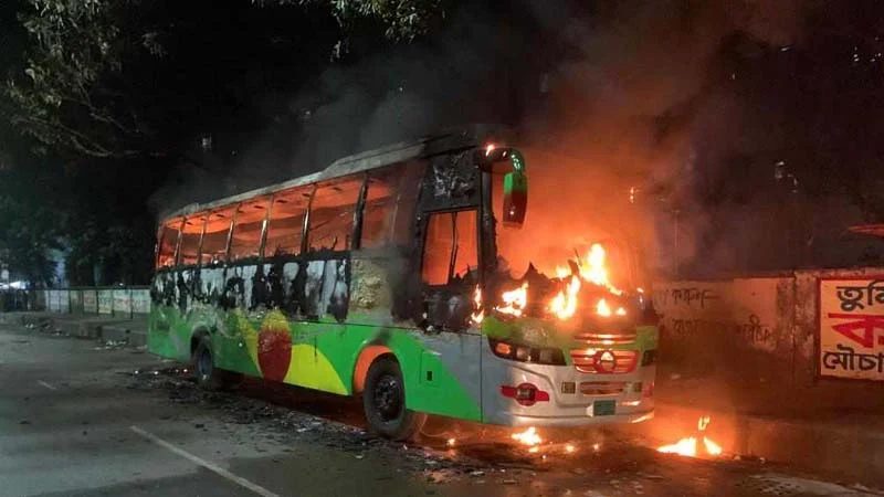 রাজধানীতে ৪০ মিনিটের ব্যবধানে তিন বাসে আগুন