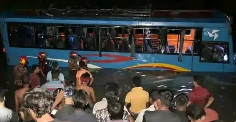 বিয়ে বাড়ি থেকে ফেরার পথে পুকুরে বাস, শিশুসহ নিহত ৩