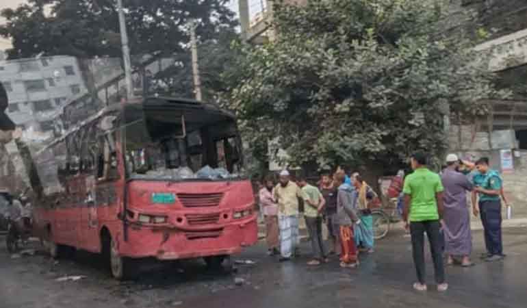 রাজধানীতে দুই বাসে আগুন