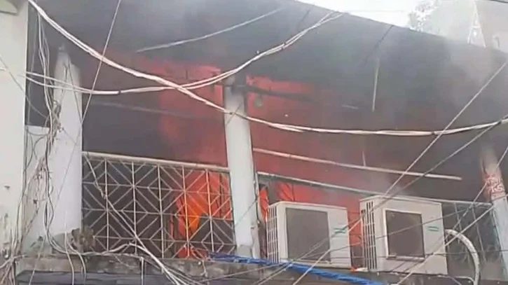 চাঁপাইনবাবগঞ্জের নিউমার্কেটে আগুন