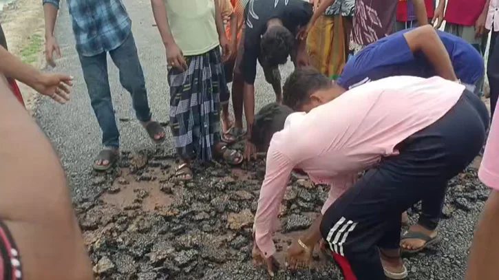 আড়াই কোটি টাকার রাস্তার পিচ আঙ্গুলের খোঁচায় উঠে আসছে!