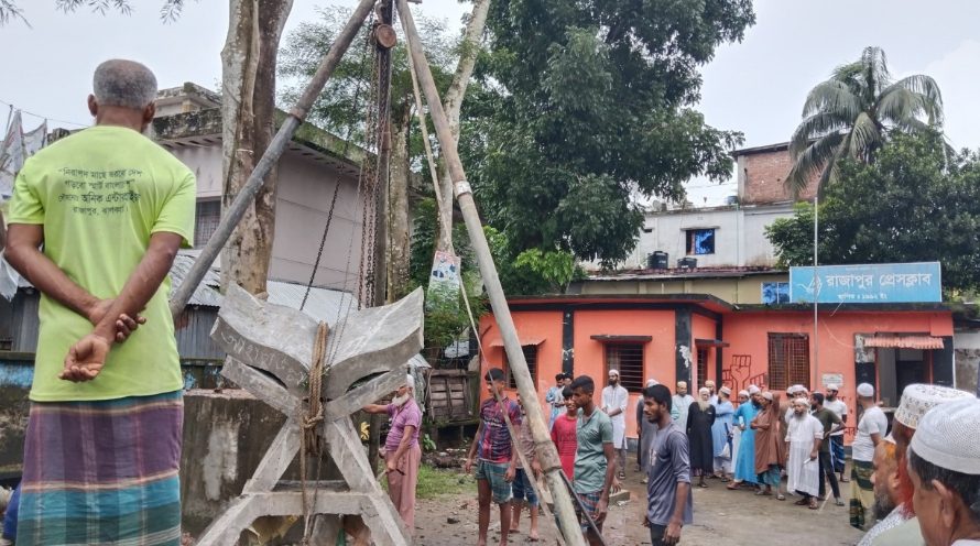 মুক্তিযুদ্ধের ভাস্কর্য ভেঙে কোরআনের ভাস্কর্য স্থাপন