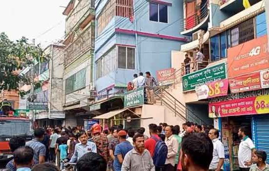 কালীগঞ্জে চারতলা ভবনে আগুন, স্কুল শিক্ষক দগ্ধ