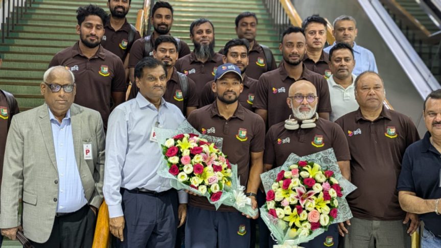 বিমানবন্দরে ফুলেল শুভেচ্ছায় সিক্ত বাংলাদেশ দল