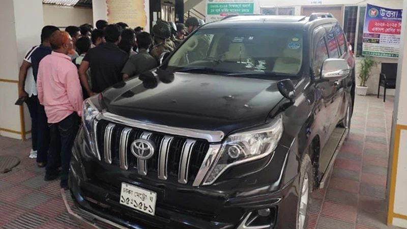 মন্ত্রণালয়ের স্টিকারযুক্ত গাড়ি থেকে বস্তাভর্তি টাকা জব্দ করলো ছাত্র-জনতা
