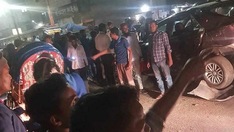 মগবাজারে ট্রেনের ধাক্কায় দুমড়ে-মুচড়ে গেল ৪ গাড়ি