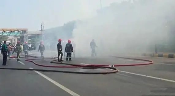 রাজধানীতে চলন্ত প্রাইভেটকারে আগুন