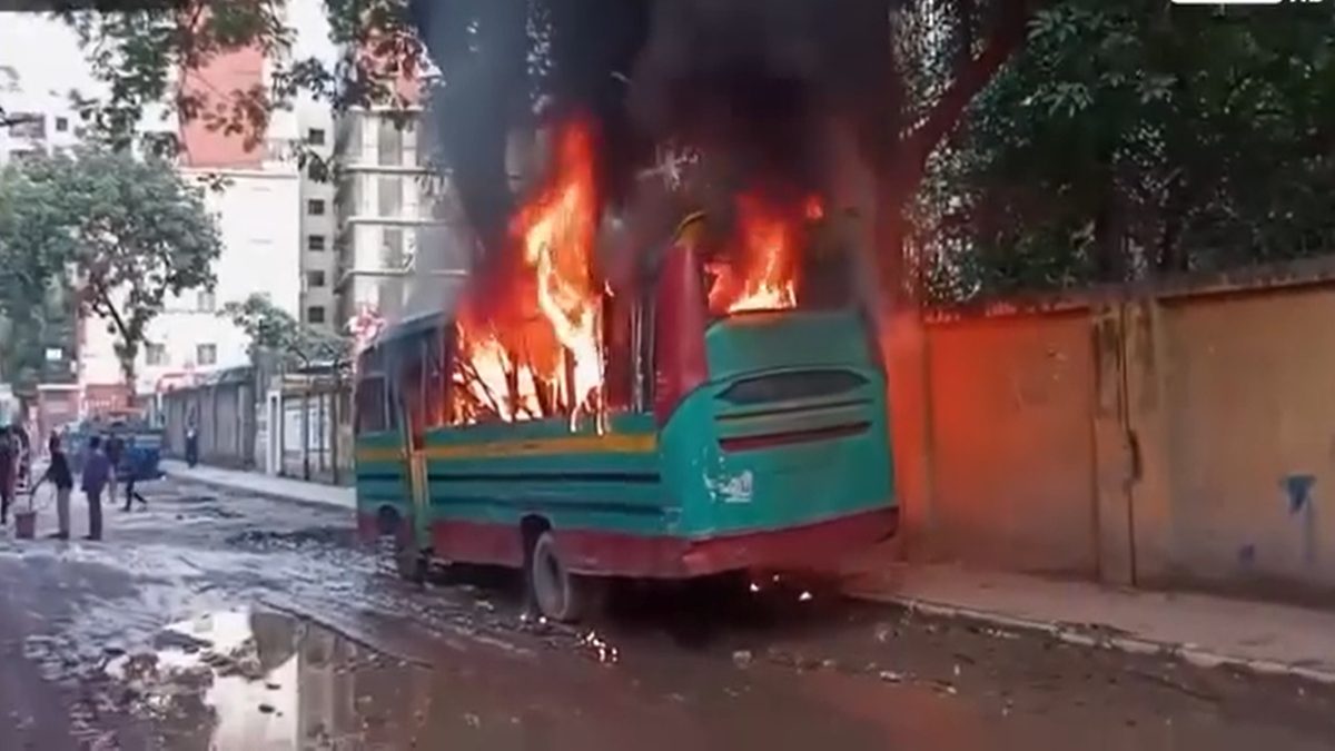 মতিঝিলে সোনালী ব্যাংকের স্টাফ বাসে আগুন