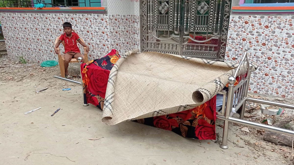 মৃত বাবাকে বাড়িতে রেখে এসএসসি পরীক্ষা দিলো মেয়ে