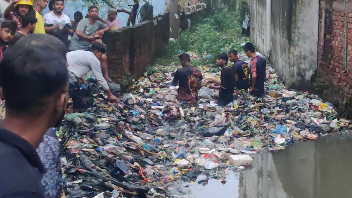 চট্টগ্রামে নালায় তলিয়ে শিশু নিখোঁজ