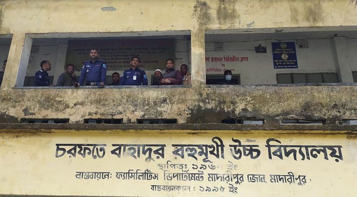 ফুটবল খেলা চলাকালীনে বিদ্যালয়ের ১৪ ল্যাপটপ চুরি