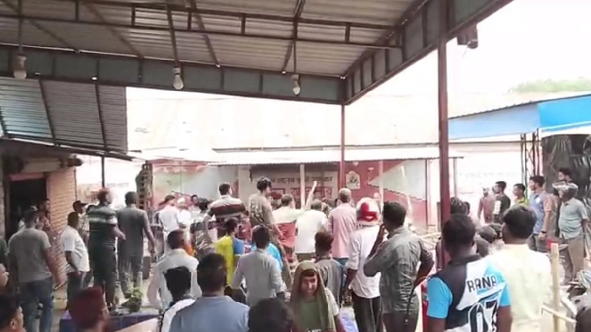 পাচারের তেল বণ্টন নিয়ে ফিলিং স্টেশনে সংঘর্ষ