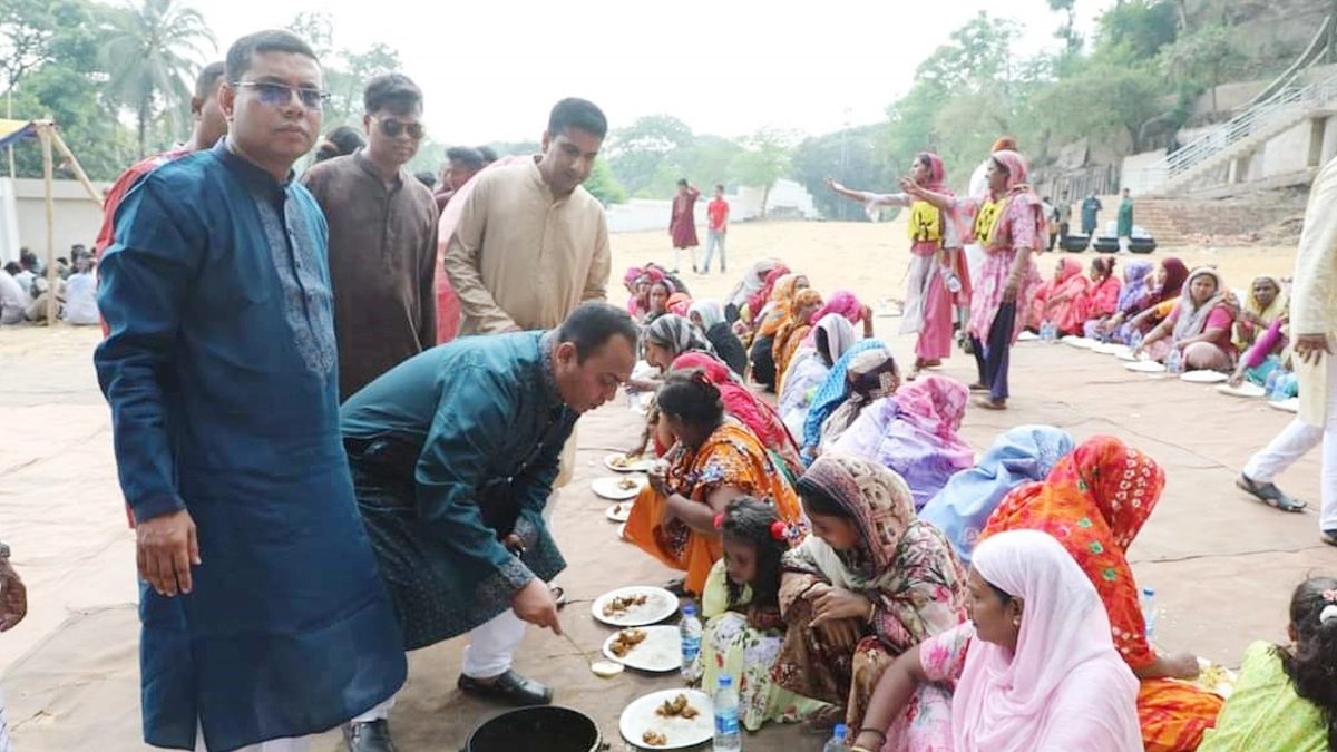 দুস্থদের সঙ্গে চট্টগ্রাম এসপির ঈদ উদযাপন