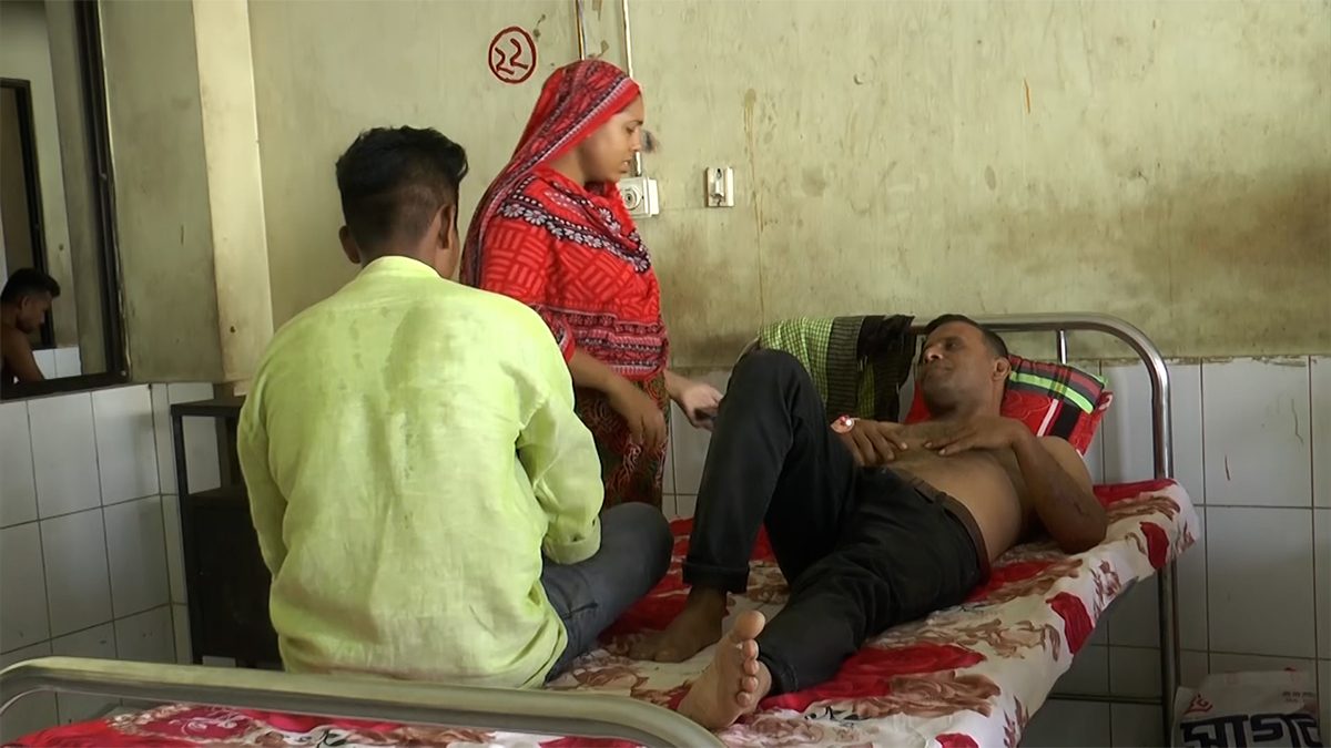 প্রকাশ্যে ধূমপানে বাধা দেয়ায় কলেজ শিক্ষকের বাড়িতে হামলা