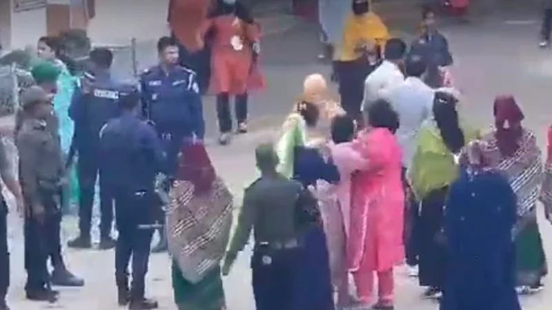 কুমিল্লায় ভোটারদের কেন্দ্রে আসতে বাধা, এজেন্ট বের করে দেয়ার অভিযোগ