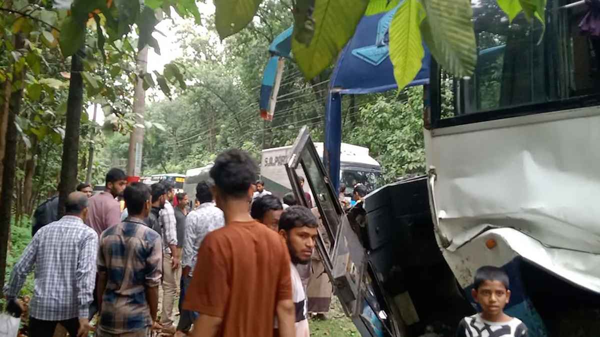 চকরিয়ায় বাস-মাইক্রোবাসের সংঘর্ষে একই পরিবারের ৫ জন নিহত